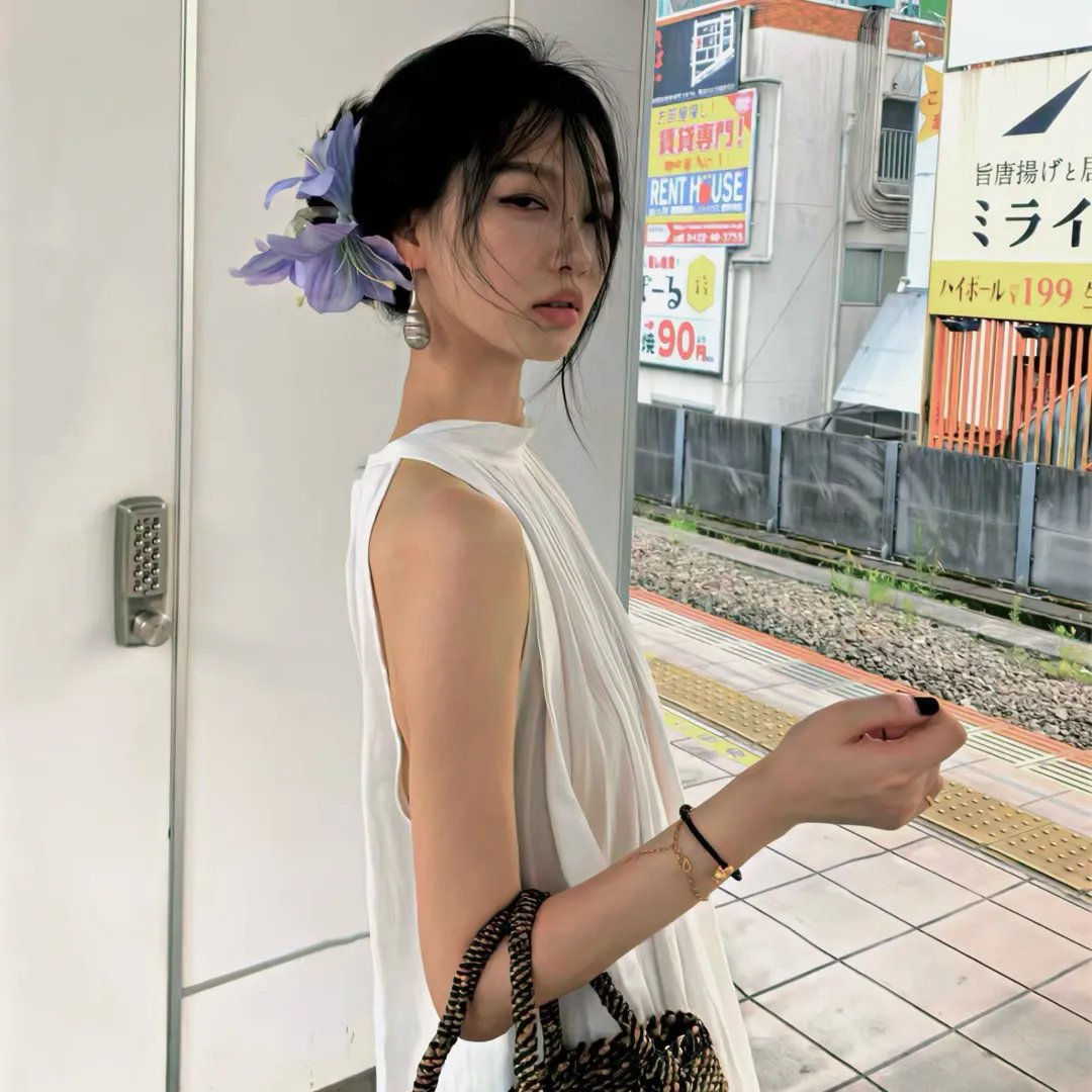 出墙红杏两家春