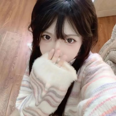 戴流苏耳环的少女